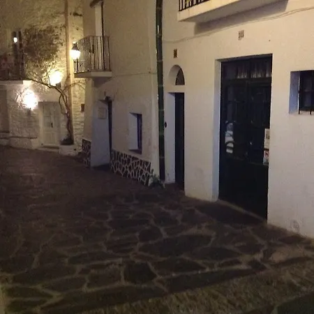 Vehi Отель Кадакес