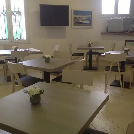 Отель Vehi Кадакес